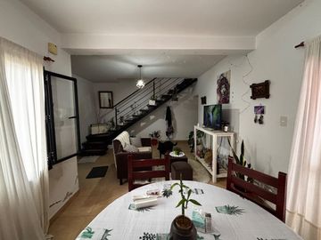VENTA DUPLEX 4 DORMITORIOS EN Bº LOS PERALES
