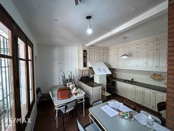 VENTA CASA 6 DORM B°CENTRO