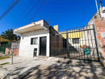 VENTA CASA 4 DORMITORIOS B° BICENTENARIO ALTO C.