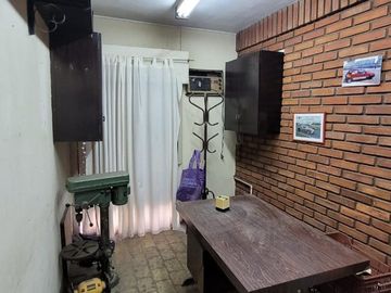VENTA RAMOS MEJIA DEPOSITO CON DOS CASAS EN LOTE