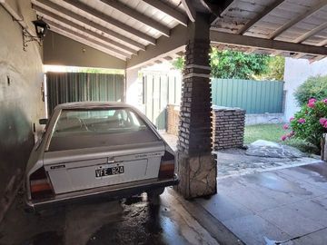 VENTA RAMOS MEJIA DEPOSITO CON DOS CASAS EN LOTE