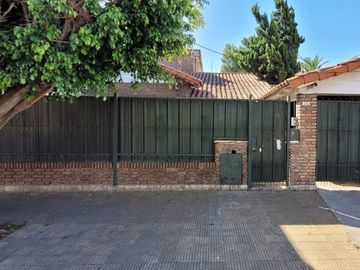 VENTA RAMOS MEJIA DEPOSITO CON DOS CASAS EN LOTE