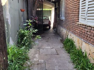 VENTA RAMOS MEJIA DEPOSITO CON DOS CASAS EN LOTE
