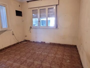 VENTA RAMOS MEJIA DEPOSITO CON DOS CASAS EN LOTE