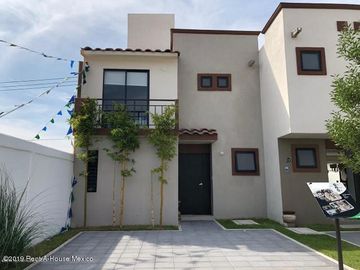 Ciudad del Sol casa de dos niveles en VENTA RAH3436