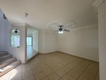 CASA EN VENTA EN BLVD PRINCIPAL EN PLAYAS DEL CONCHAL