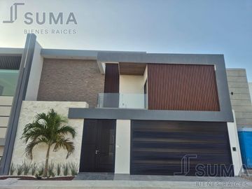 Casa con Alberca en Venta en Fracc. Las Palmas. Medellin de Bravo.  Antes del Puente.