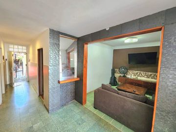 CASA PH PB FRENTE 4 DORM 8 AMB GRAN PATIO SAAVEDRA