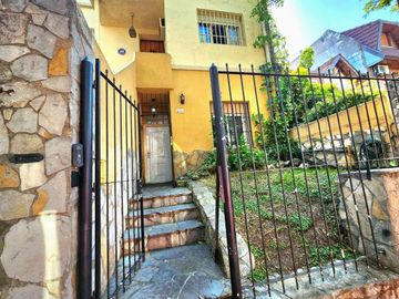 CASA PH PB FRENTE 4 DORM 8 AMB GRAN PATIO SAAVEDRA