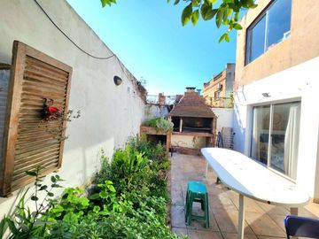 CASA PH PB FRENTE 4 DORM 8 AMB GRAN PATIO SAAVEDRA