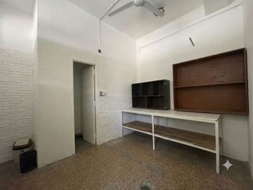 LOCAL CON OFICINAS DEPOSITO BAÑO PARQUE CHACABUCO