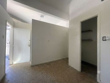 LOCAL CON OFICINAS DEPOSITO BAÑO PARQUE CHACABUCO