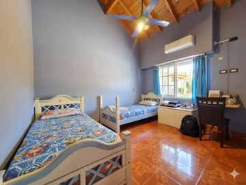 4 AMBIENTES JARDIN PILETA QUINCHO PARRILLA COCHERA