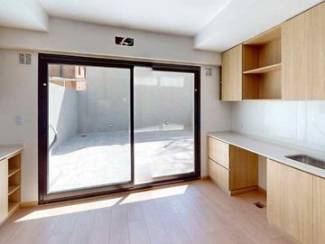 VENTA 4 AMBIENTES PATIO GUARDACOCHES FLORES