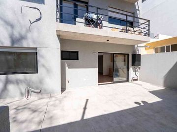 VENTA 4 AMBIENTES PATIO GUARDACOCHES FLORES
