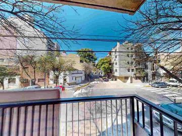 VENTA 4 AMBIENTES PATIO GUARDACOCHES FLORES