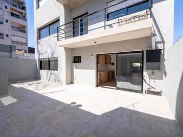VENTA 4 AMBIENTES PATIO GUARDACOCHES FLORES