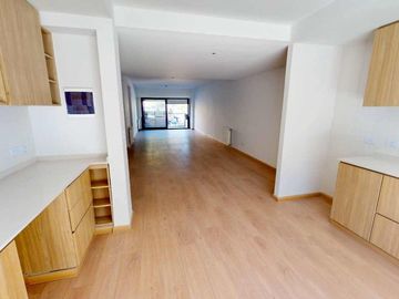 VENTA 4 AMBIENTES PATIO GUARDACOCHES FLORES