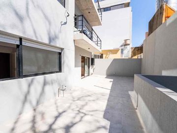 VENTA 4 AMBIENTES PATIO GUARDACOCHES FLORES