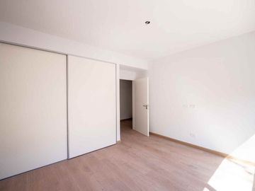 VENTA 4 AMBIENTES PATIO GUARDACOCHES FLORES