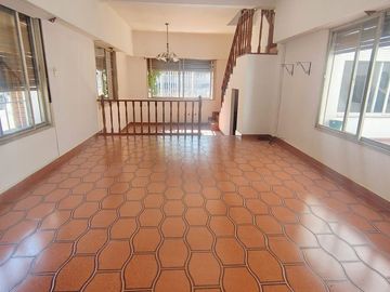 CASA 5 AMBIENTES CON PATIO COCHERA Y TERRAZA