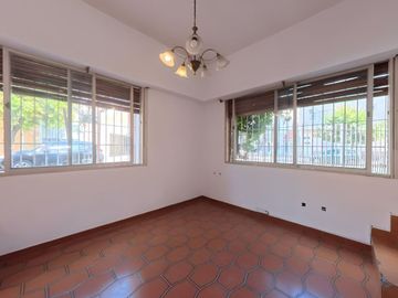 CASA 5 AMBIENTES CON PATIO COCHERA Y TERRAZA