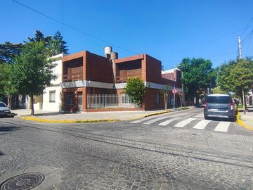 CASA 5 AMBIENTES CON PATIO COCHERA Y TERRAZA