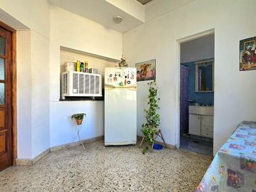 LOTE CON CASA  DE 8.66 X 31 VERSAILLES
