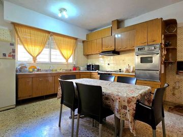 LOTE CON CASA  DE 8.66 X 31 VERSAILLES