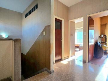 LOTE CON CASA  DE 8.66 X 31 VERSAILLES