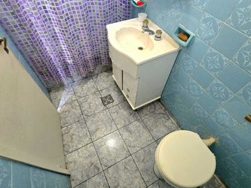 LOTE CON CASA  DE 8.66 X 31 VERSAILLES