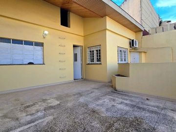 LOTE CON CASA  DE 8.66 X 31 VERSAILLES