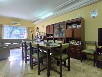 LOTE CON CASA  DE 8.66 X 31 VERSAILLES