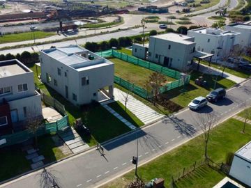 VENTA CASA 5 AMBIENTES PUERTOS DEL LAGO