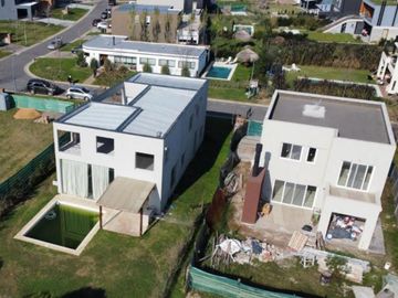 VENTA CASA 5 AMBIENTES PUERTOS DEL LAGO