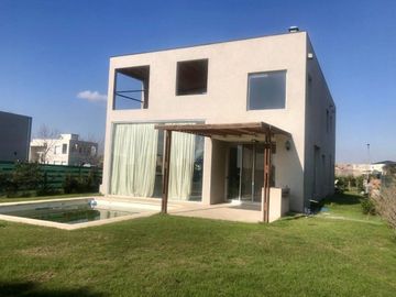 VENTA CASA 5 AMBIENTES PUERTOS DEL LAGO