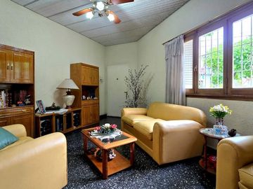 CASA VENTA 3 AMBIENTES MAS DEPENDECIA COCHERA