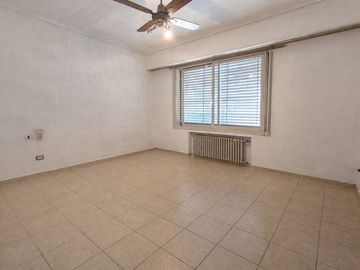 VENTA CASA 4 AMBIENTES MULTIFAMILIAR COCHERA