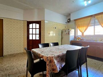 CASA VENTA 5 AMBIENTES COCHERA PATIO VERSAILLES
