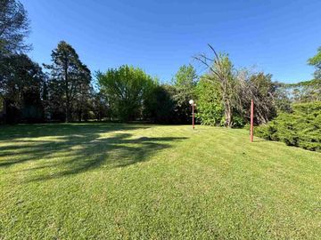 LOTE ARBOLADO EN VENTA . FRENTE SUR  1187 M2 FUNES