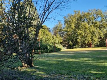 LOTE ARBOLADO EN VENTA . FRENTE SUR  1187 M2 FUNES