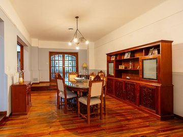 VENTA CASA 3 DORM. COCHERA JARDIN Y PILETA