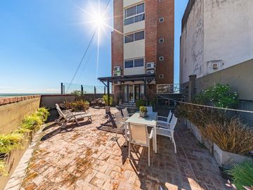 DUPLEX EN VENTA CON VISTA AL RÍO. PATIO EXCLUSIVO