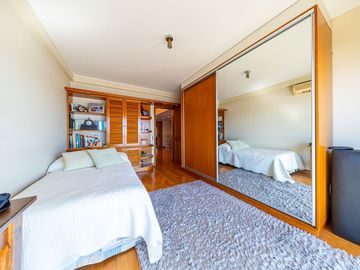 DUPLEX EN VENTA CON VISTA AL RÍO. PATIO EXCLUSIVO