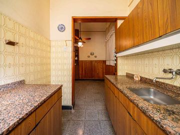 CASA EN VENTA DE 3 DORMITORIOS COCHERA. ARROYITO