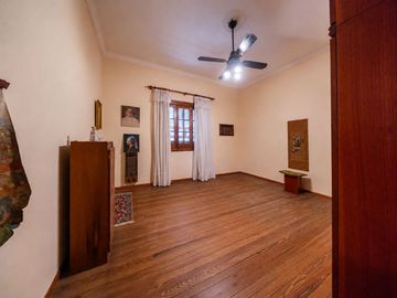CASA EN VENTA DE 3 DORMITORIOS COCHERA. ARROYITO