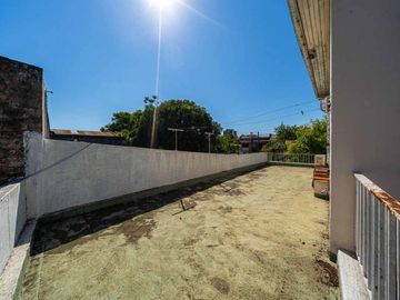 CASA EN VENTA DE 3 DORMITORIOS COCHERA. ARROYITO