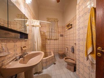 CASA EN VENTA DE 3 DORMITORIOS COCHERA. ARROYITO