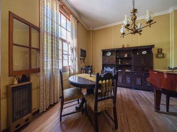 CASA EN VENTA DE 3 DORMITORIOS COCHERA. ARROYITO