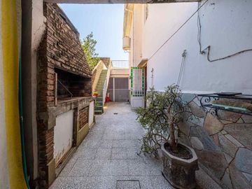 CASA EN VENTA DE 3 DORMITORIOS COCHERA. ARROYITO